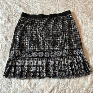 Max Studio Black and White skirt with Pleats
